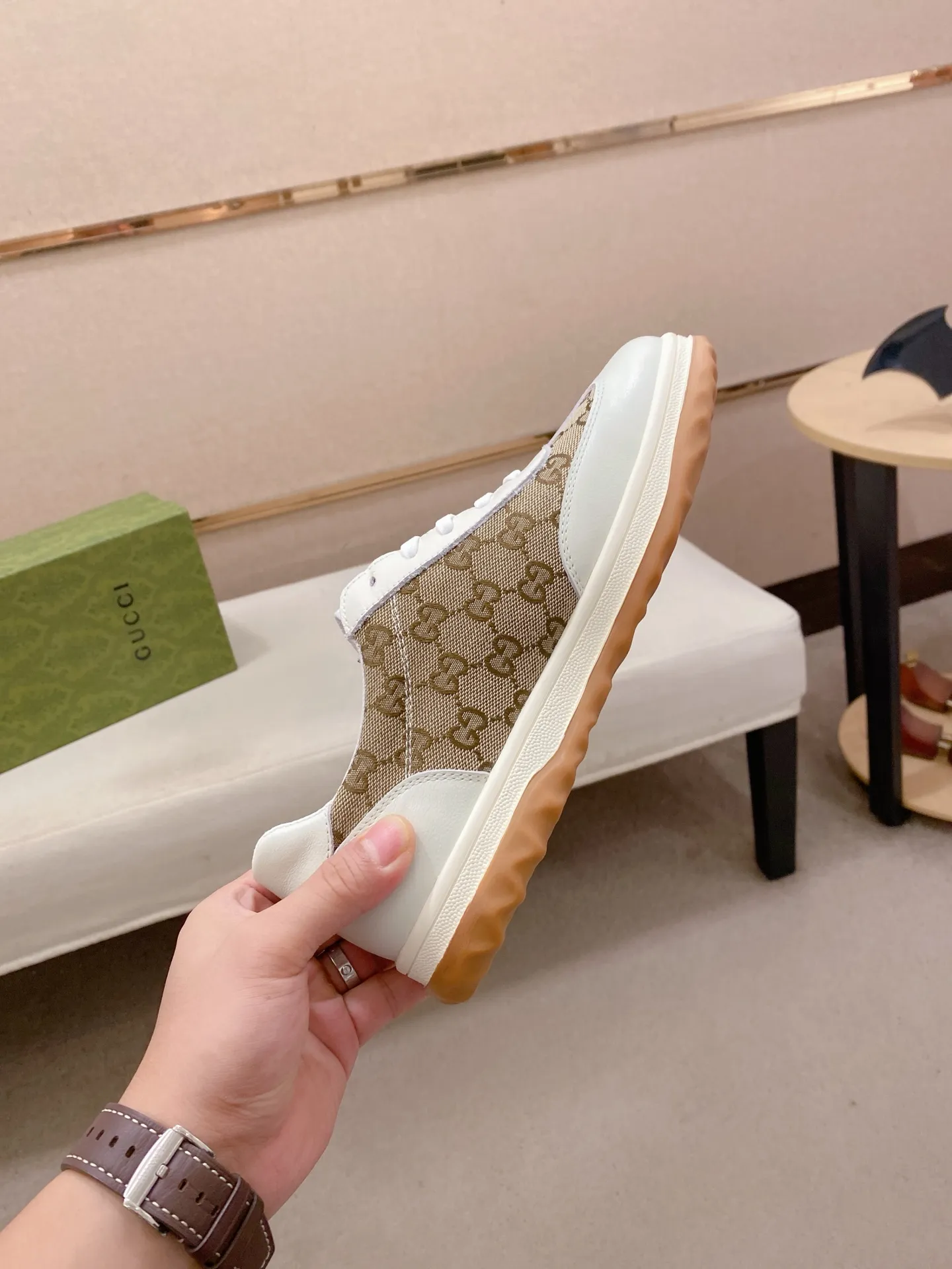 Men's shoes 💰 420 💰 High-quality new GUCCI counters are launched simultaneously. The new men's shoes, 😘fabrics are selected from imported cowhide, and the lining is sheepskin lining. 👍🏿 High-end ☄️ air-cushion molded anti-slip rubber outsole, exquisite lines, simple and elegant, comfortable and high-end for leisure travel. Code number: 38 to 44 (45 can be customized and cannot be returned or exchanged)